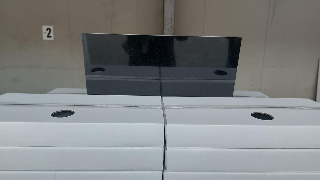 NEGRU ABSOLUT PLACAJ 60X30X1 IDEAL PENTRU PARDOSELI 3 - Cruci marmură, cruci granit, placări morminte NEGRU ABSOLUT PLACAJ 60X30X1 IDEAL PENTRU PARDOSELI