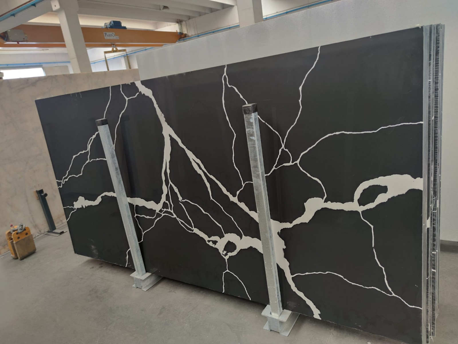 Calacatta black Quartz Gama Premium 320X160X2 3 - Cruci marmură, cruci granit, placări morminte Calacatta black Quartz Gama Premium 320X160X2